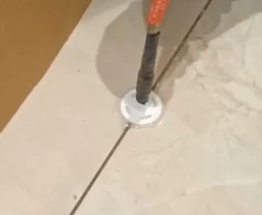 崇阳瓷砖空鼓维修公司专业解答瓷砖在铺贴过程中，如果没有涂抹均匀到位的粘结材料（如水泥砂浆或瓷砖胶），可能会导致以下问题