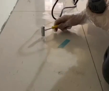 崇阳瓷砖开裂维修公司专业分享瓷砖在铺贴前如果没有沥干水分，将会导致以下问题