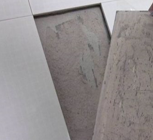 崇阳瓷砖空鼓维修公司分享瓷砖铺贴时如果打浆（即涂抹在瓷砖背面和基层上的砂浆或瓷砖胶）过少，会带来以下问题